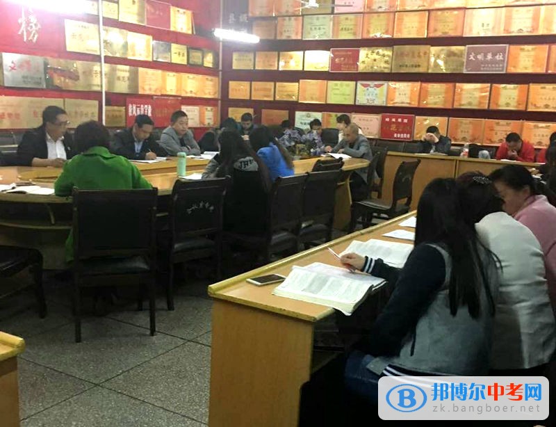 資中縣龍結(jié)中學(xué)召開四模考試分析會