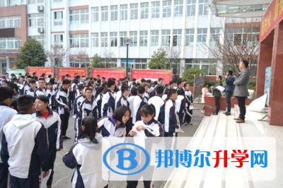邛崍市第一中學(xué)2021年招生簡(jiǎn)章 
